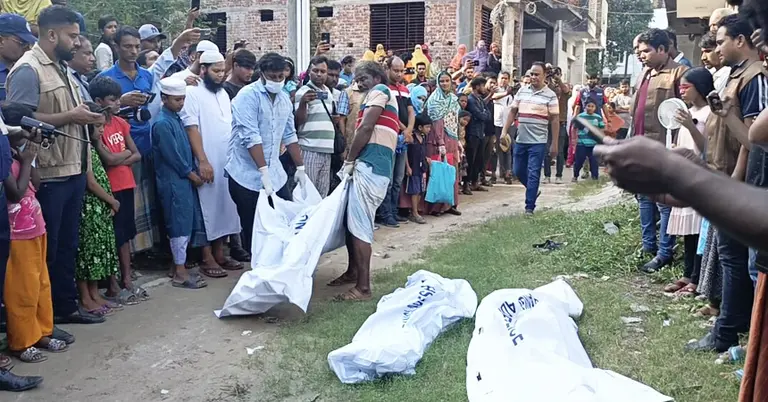 মরদেহ উদ্ধার করে হাসপাতালে নেয়া হচ্ছে